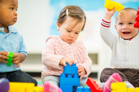 Niños y niñas jugando