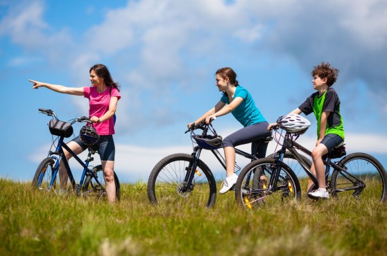 Familia en bicicleta