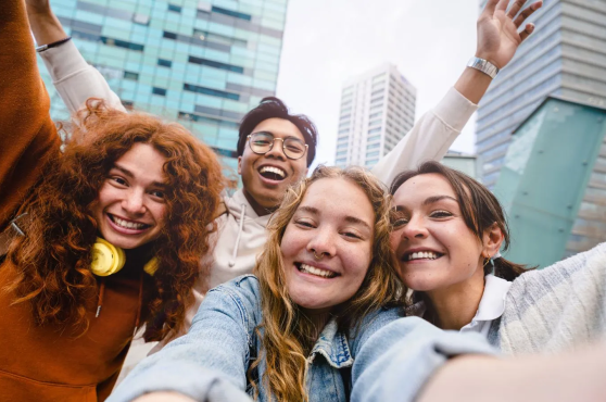 Jóvenes en actitud jovial