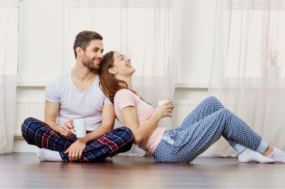 Una pareja en pijama desayunando