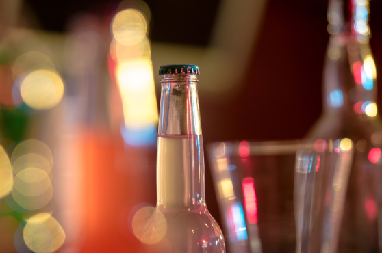 Botellas de bebidas alcohólicas en un bar