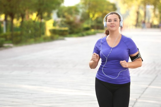 Chica corriendo por la ciudad